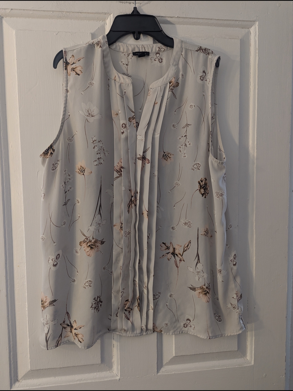Ann Taylor Factory Light Gray Floral Pleated Sleeveless Blouse